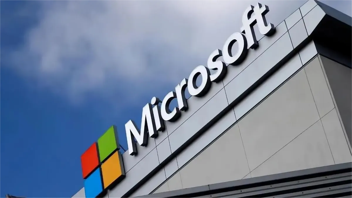 Microsoft Is Sending 6,000 People to Your Office. AI Still Needs Help.